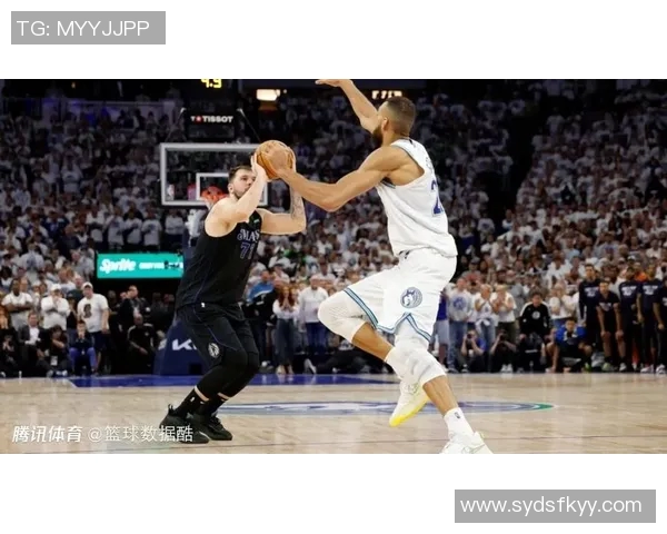 爱德华兹巧妙突破包夹精准传球助攻戈贝尔精彩扣篮得分