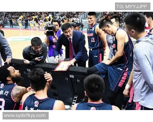 杨立瑜遭球迷怒斥：何必与阿猫阿狗争执真该给球迷竖中指