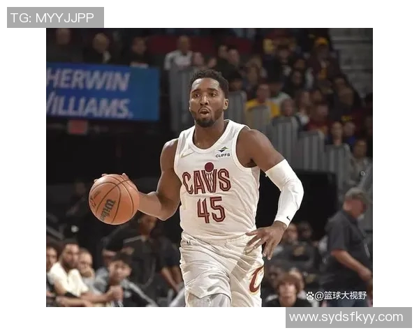 老队友重聚骑士公牛赛前米切尔阿伦与奥科罗亲切交谈回忆往昔