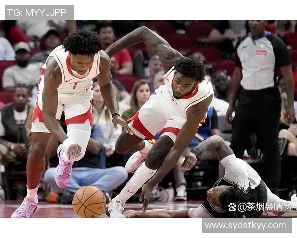 小卡强调进攻战术执行力与防守协作的重要性以提升球队整体表现 小卡强调进攻战术执行力与防守协作的重要性以提升球队整体表现