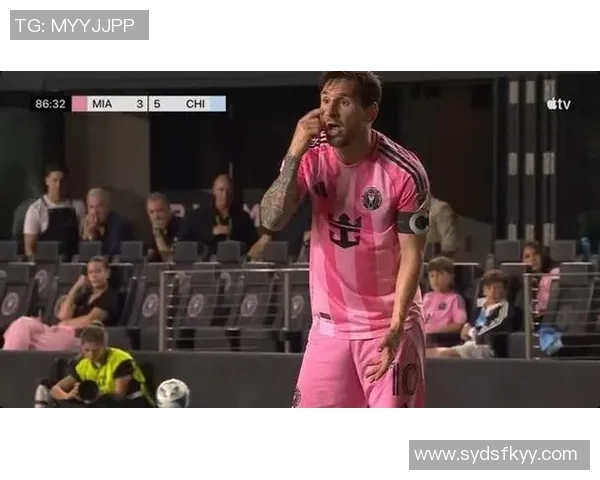 梅西怒斥裁判任意球争议现场频繁摆球与手势互动引发热议