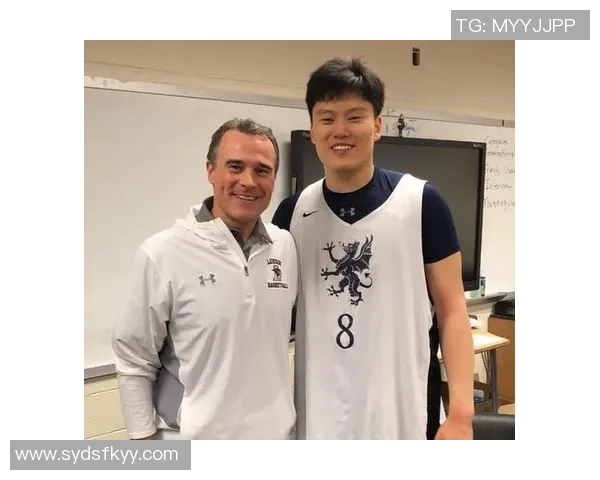 锡安赤膊上身展现惊人天赋NBL社媒热议他的强壮体魄与运动能力 锡安赤膊上身展现惊人天赋NBL社媒热议他的强壮体魄与运动能力