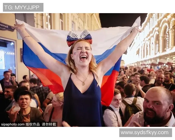 媒体人解读杨立瑜竖大拇指事件背后的真实情感与球迷互动的误解