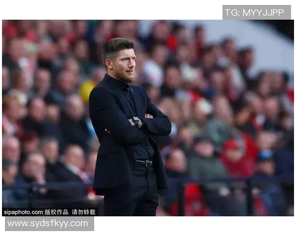 埃因霍温宣布卢克德容告别仪式球员荣登星光大道荣耀时刻