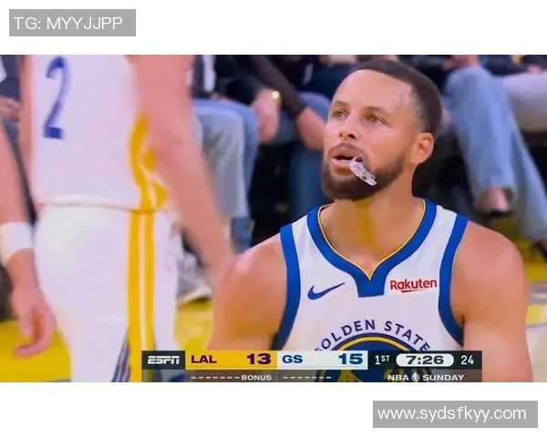 布朗尼被包夹失误库里反击背传希尔德意外失球引发争议 布朗尼被包夹失误库里反击背传希尔德意外失球引发争议