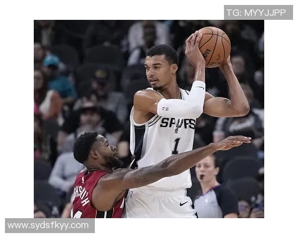 马刺与热火上半场激战正酣文班表现抢眼阿德巴约领军反击 马刺与热火上半场激战正酣文班表现抢眼阿德巴约领军反击