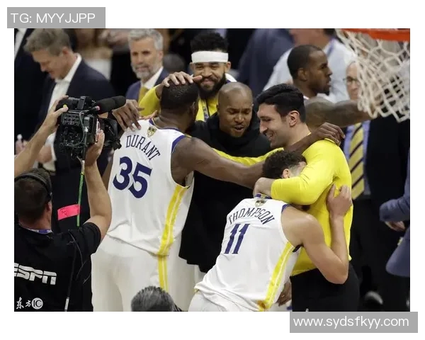 KD与球迷互动引发热议能否再进总决赛成焦点话题 KD与球迷互动引发热议能否再进总决赛成焦点话题