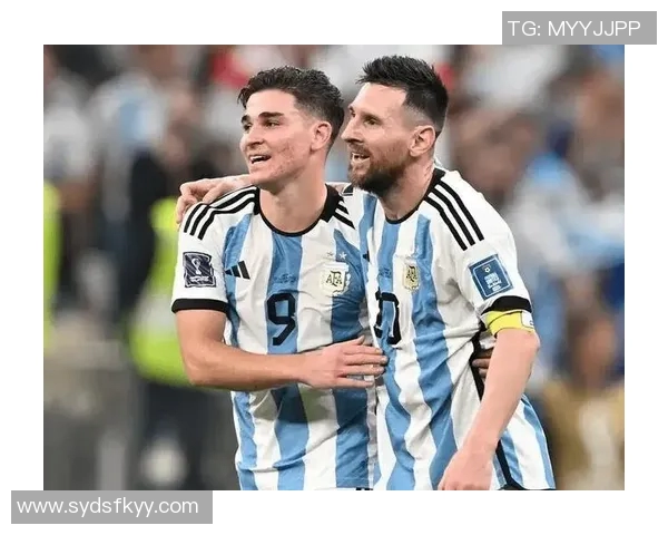 波多黎各歌手洋基老爹亲临阿根廷训练营与梅西等球员亲密合影