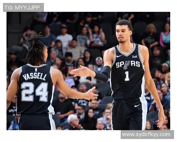 文班亚马全场数据耀眼却失误频繁13投7中斩获27分11篮板4助攻3抢断1盖帽