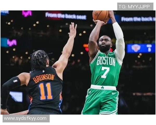 杰伦布朗单节狂砍14分难救主全场贡献24分6板5助显孤立无援