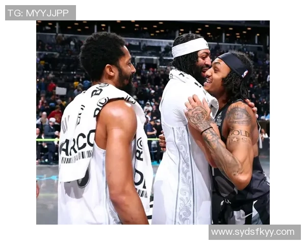 老队友默契配合濃眉果断分球助拉塞尔轻松命中三分