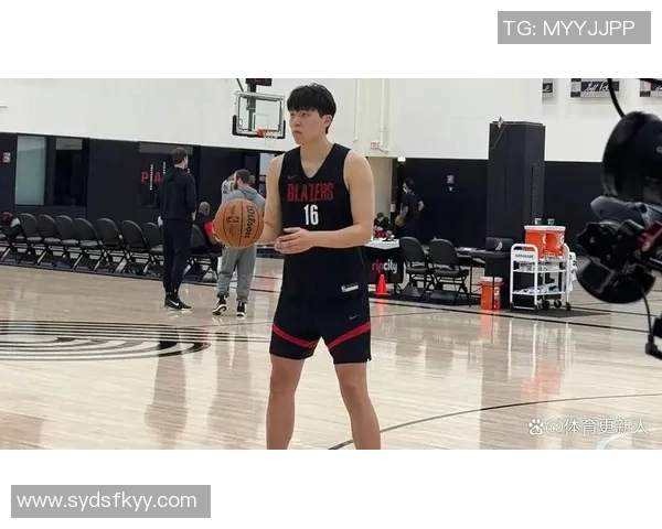 媒体人称杨瀚森在CBA锻炼出八块腹肌NBA教练建议他增加体重以适应比赛