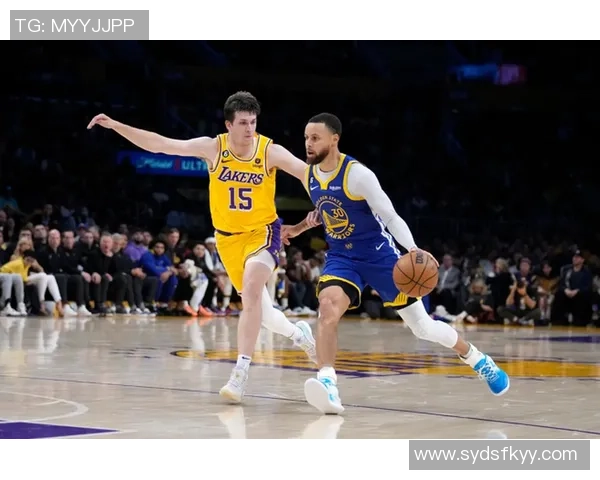 湖人训练场景曝光斯玛特紧逼八村里夫斯全力防守展现团队默契